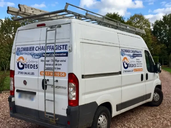Camion d'intervention SARL Anthony GUEDES Plombier Chauffagiste dans l'Eure